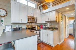 Köök või kööginurk majutusasutuses Tiny Home in Flat Rock Easy Access to I-26!