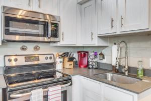 Köök või kööginurk majutusasutuses Tiny Home in Flat Rock Easy Access to I-26!