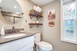 Vannituba majutusasutuses Tiny Home in Flat Rock Easy Access to I-26!