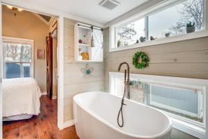 Voodi või voodid majutusasutuse Tiny Home in Flat Rock Easy Access to I-26! toas