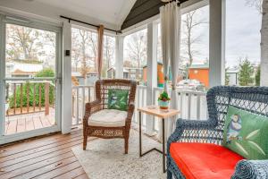 Rõdu või terrass majutusasutuses Tiny Home in Flat Rock Easy Access to I-26!
