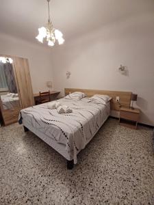 Rúm í herbergi á A 5 Minutes des Ocres Gïte La Charite Gordes Roussillon