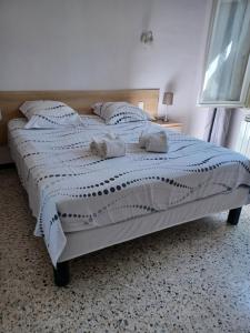 Rúm í herbergi á A 5 Minutes des Ocres Gïte La Charite Gordes Roussillon