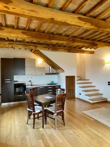 een keuken en eetkamer met een tafel en stoelen bij Podere Montale Winery in Seggiano