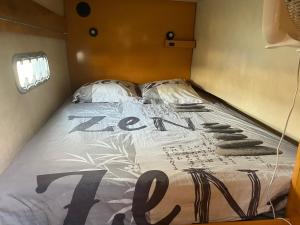 Rúm í herbergi á Expérience unique sur un bateau