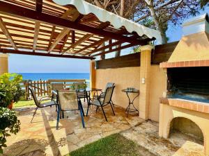 ระเบียงหรือลานระเบียงของ Beachfront Villa Rania with private pool by DadoVillas