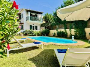 สระว่ายน้ำที่อยู่ใกล้ ๆ หรือใน Beachfront Villa Rania with private pool by DadoVillas