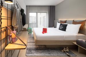 Postel nebo postele na pokoji v ubytování Moxy Cork