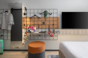 Postel nebo postele na pokoji v ubytování Moxy Cork