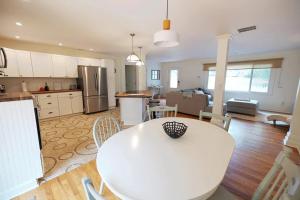 Η κουζίνα ή μικρή κουζίνα στο Roswell Adventure 3BR House Family Getaway