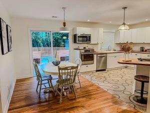 Η κουζίνα ή μικρή κουζίνα στο Roswell Adventure 3BR House Family Getaway