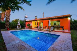 una casa con piscina delante de una casa en Villa Poppy by Villa Plus, en Polis Chrysochous 17 fotos más
