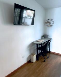 un bureau avec un bureau et une fenêtre sur un mur dans l'établissement Posada Botero, à San Andrés