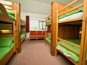 Palanda nebo palandy na pokoji v ubytování YHA Wasdale Hall