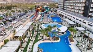 Bazén v ubytování Hotel Magic Sports 4 nebo v jeho okolí
