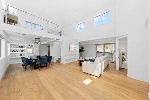 Kuchyň nebo kuchyňský kout v ubytování The Diamond Dune - Upscale 3 Level 4BR Terrace Santa Monica