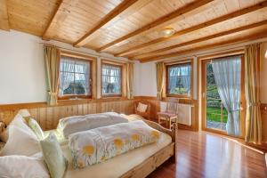 Un dormitorio con dos camas en una habitación con techos de madera. en Krährbauernhof mit Hofladen, en Hornberg