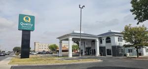ロズウェルにあるQuality Inn & Suites Roswell Northの前に看板がある建物
