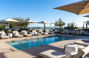 Bazén v ubytování The Diamond Dune - Upscale 3 Level 4BR Terrace Santa Monica nebo v jeho okolí