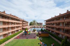 a view of the courtyard of an apartment building at Voramar Cambrils in Cambrils