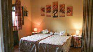 ein Schlafzimmer mit einem Bett mit zwei Tischen und zwei Lampen in der Unterkunft Finca Ecológica Morera in Aroche