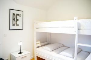 1 dormitorio con 2 literas y lámpara en Mountain View, en Winterberg 19 fotos más