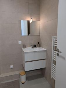 Ένα μπάνιο στο Appartement moderne avec terrasse et vue panoramique +4 φωτογραφίες