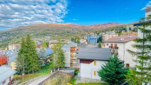 a city with a mountain in the background at Appartamento Lo Scoiattolo - Affitti Brevi Italia in Sauze dʼOulx