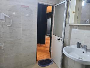 Koupelna v ubytování Bob Marley Bnb & Hostel