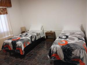 una camera da letto con due letti e una finestra di CardoRuso a Ingeniero Luis A. Huergo