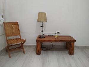 un tavolo con una lampada e una sedia in una stanza di CardoRuso a Ingeniero Luis A. Huergo