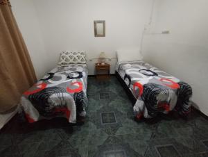 due letti uno accanto all'altro in una stanza di CardoRuso a Ingeniero Luis A. Huergo