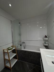 Koupelna v ubytování Apartmán Palma - 15 min od centra Prahy