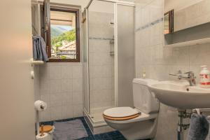 Vannituba majutusasutuses Bright studio with panoramic view of Valle Verzasc
