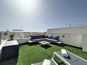 un patio con sofá y una mesa en el techo en Villa Hestia, en Alicante