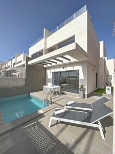 una casa con piscina y patio en Villa Hestia, en Alicante
