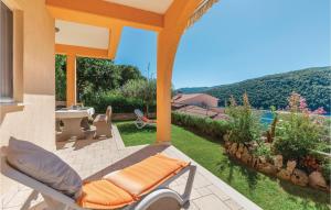 patio ze stołem i krzesłami oraz basenem w obiekcie Apartment Labin Duga Luka w mieście Hrvatini