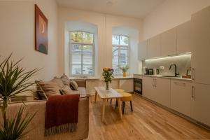 Η κουζίνα ή μικρή κουζίνα στο Railway Apartments +63 φωτογραφίες