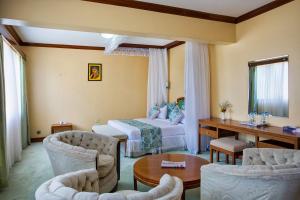 Posezení v ubytování Sirikwa Hotel + 22 fotografií