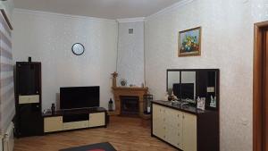TV a/nebo společenská místnost v ubytování Spacious Apartment in Center, near Nizami st, Fountain Square and Sahil Metro Station
