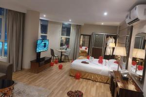 a hotel room with a large bed and a television at شقق دولف in Hafr Al Baten