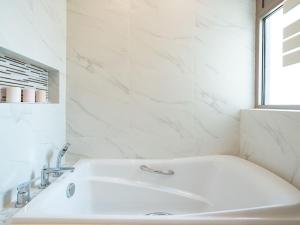 Ein Badezimmer in der Unterkunft iHome-Lujiazui Riverside, Shanghai's Leading Advocate for Genuine Apart ment - Committed to Quality, Bund RiverView&CityWalk, Deluxe Neighborhood