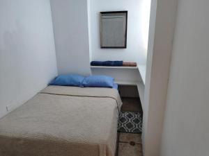 a small room with a bed and a mirror at Apartamentos Playa Dorada in Pampatar