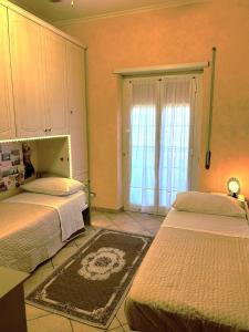 une chambre avec deux lits et une fenêtre dans l'établissement Il Rifugio Imperiale, Villa Adriana, Tivoli, à Tivoli 23 autres photos