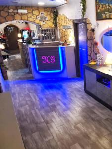 un bar in un ristorante con una luce blu di Hotel Ginevra a Napoli