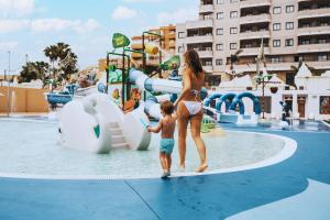 Der Swimmingpool an oder in der Nähe von Hotel Magic Games 4