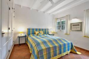 Giường trong phòng chung tại Villa-Atreju-fuer-bis-zu-10-Personen-mit-Pool-Gaestehaus-Top-Ausstattung +17 ảnh