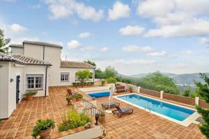 Hồ bơi trong/gần Villa-Atreju-fuer-bis-zu-10-Personen-mit-Pool-Gaestehaus-Top-Ausstattung