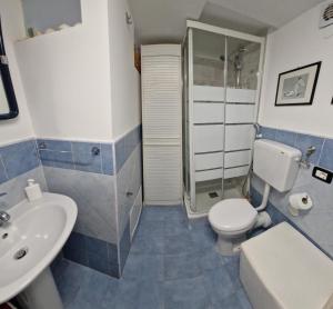 A bathroom at Maqueda Apartments