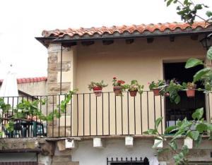 un balcón con macetas en una casa en Las Frascuelas, en Almajano